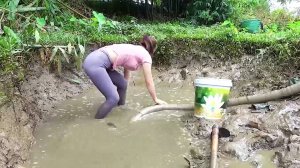 Красивая девушка выкачала пруд, чтобы поймать много рыбы