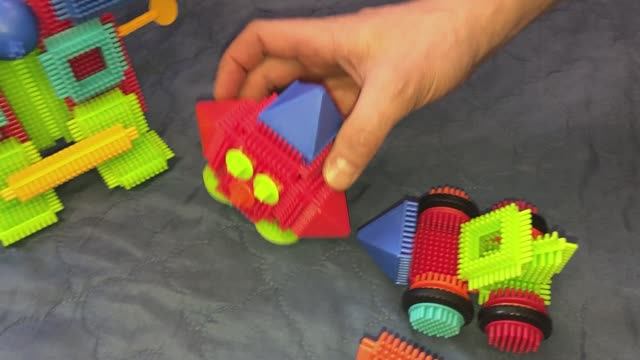 Борьба с боссом квадратычем за машинку. Игольчатый конструктор. Машинки. Игры с ребенком 12-02-2025 смотреть онлайн