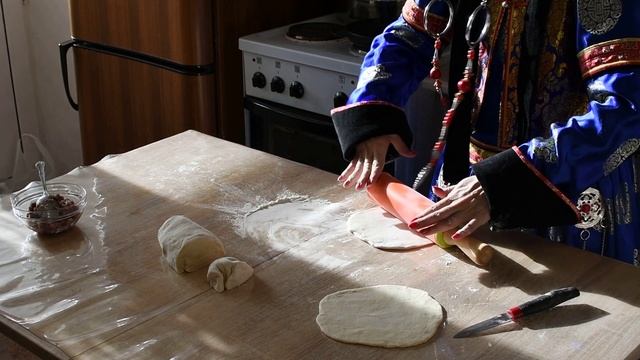Приготовление национального бурятского блюда Шарбин