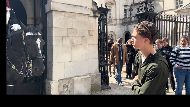 MASSIVE SHOUT, POLICE INTERVENED with idiot tourists who DISRESPECT the king’s guard смотреть онлайн