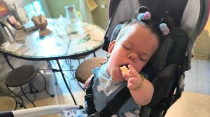 Олюшка ест печеньки