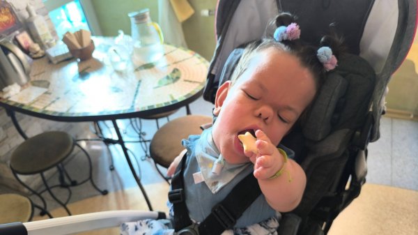 Олюшка ест печеньки