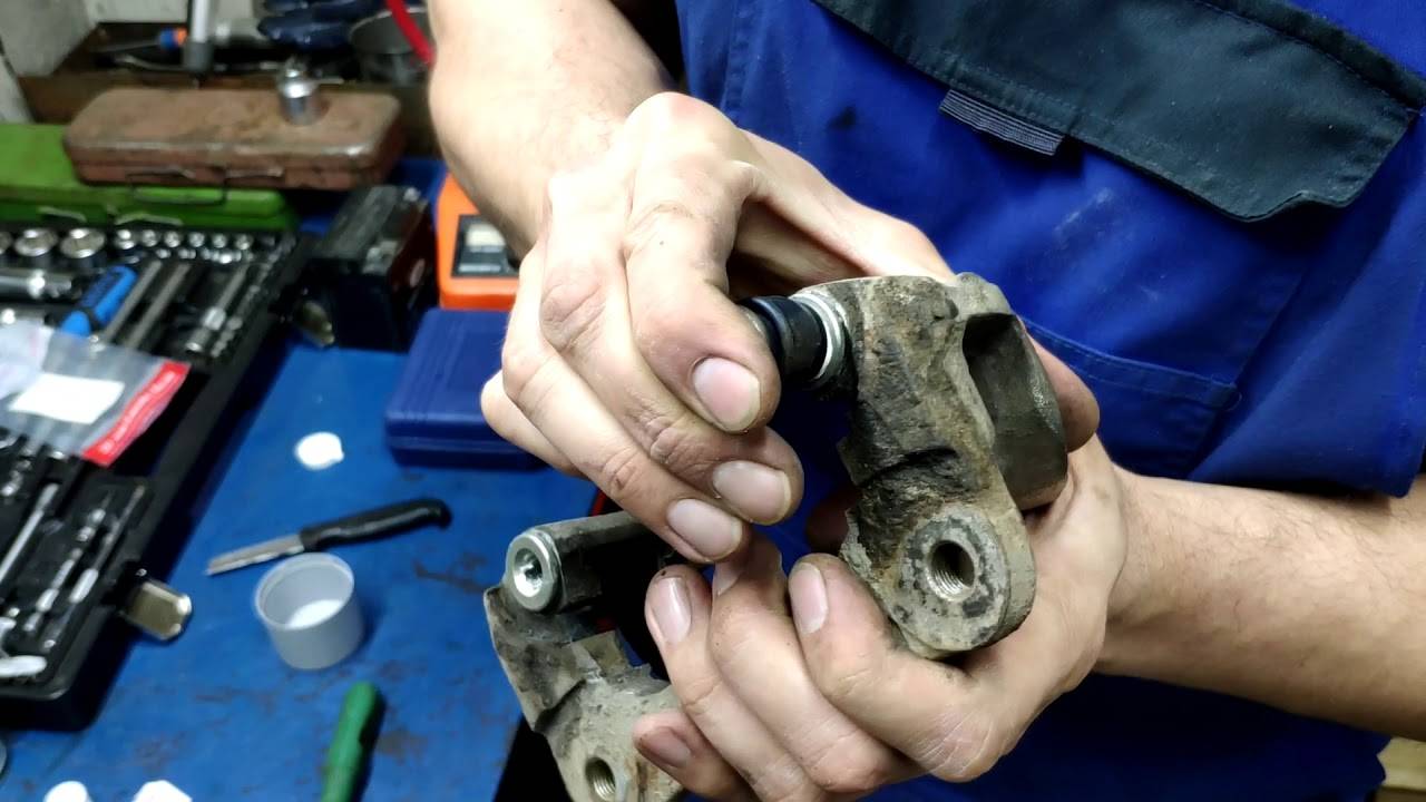 Тойота Ленд Крузер 100 замена направляющих задних суппортов. смотреть онлайн