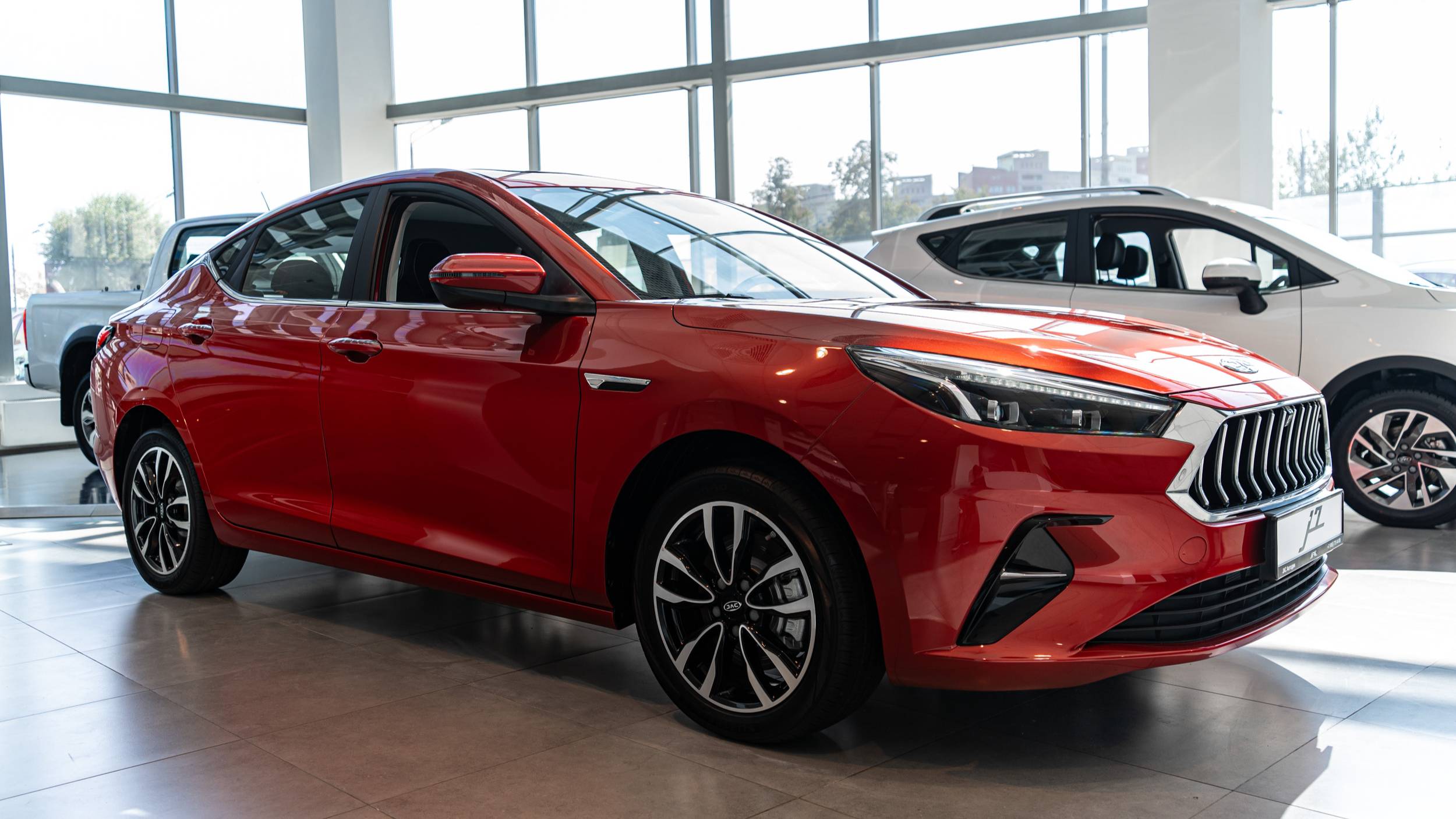 JAC J7 (LUXURY) Лифтбэк Спелая вишня смотреть онлайн