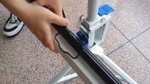 Экран для проектора на штативе с возвратным механизмом Кубстер