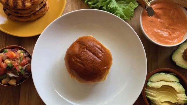 Grilled Salmon Burgers with Chickpeas Salsa смотреть онлайн