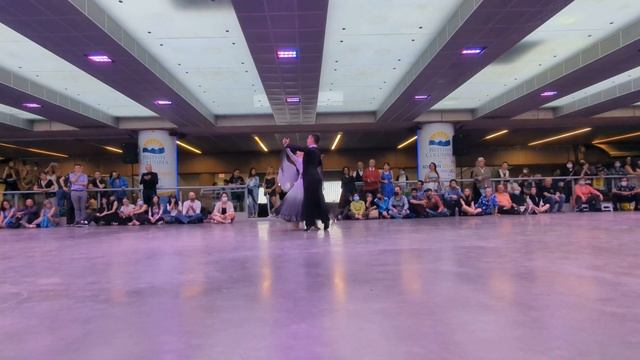 Crystal Ballroom at Robson Square - Slow Waltz смотреть онлайн