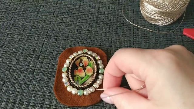 Брошь ИРИС с стеклянным кабошоном своими руками. Бисерная БРОШЬ.Архивное видео смотреть онлайн