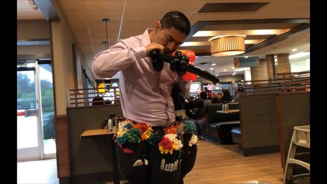 iHop Balloon Artist makes Mickey Mouse Fast смотреть онлайн