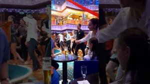 Зажигательные танцы на круизном лайнере