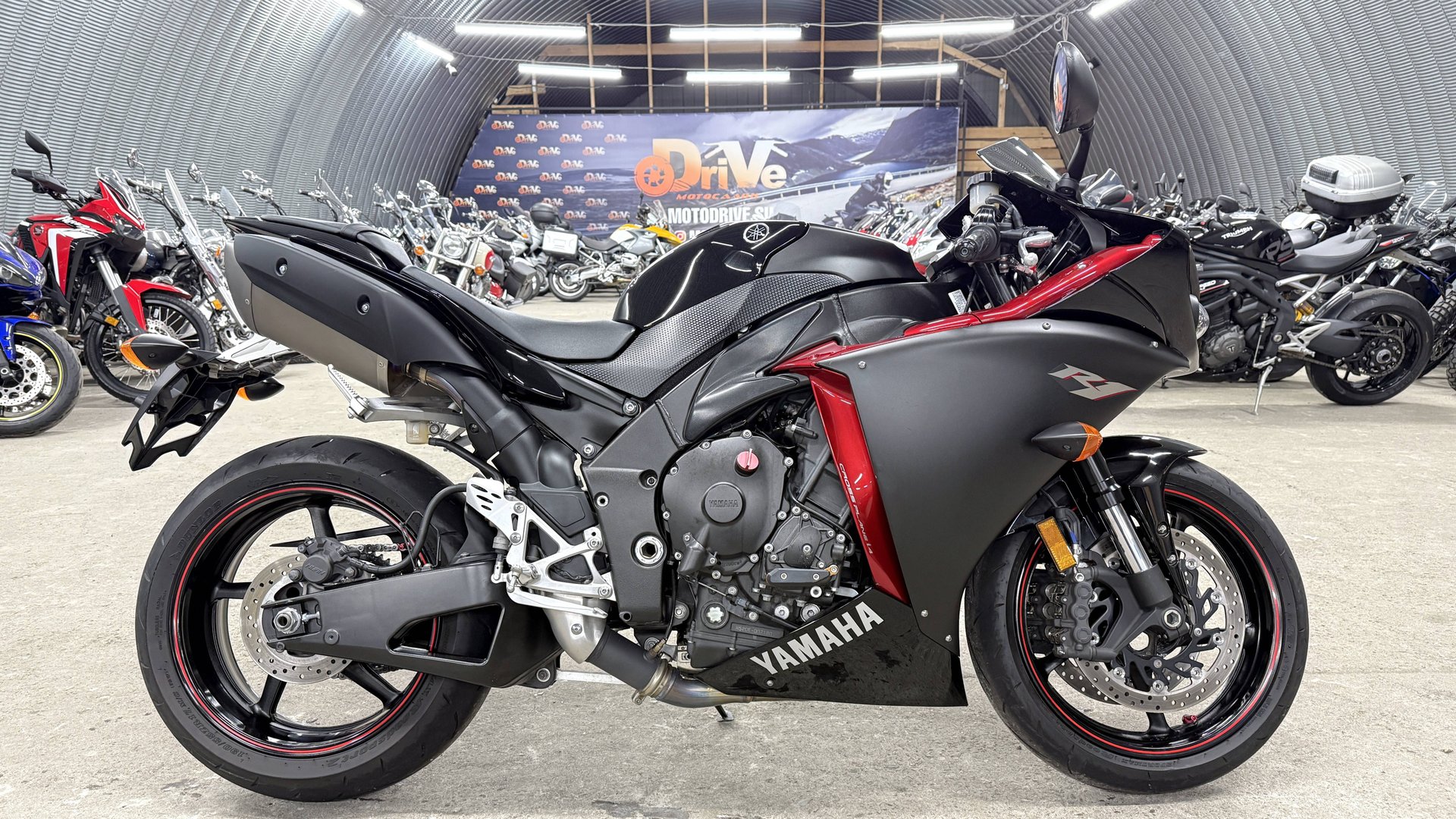 Обзор Yamaha YZF-R1 |В НАЛИЧИИ| смотреть онлайн