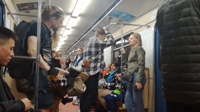 Еду в метро и тут такое... Индийские барабаны)) смотреть онлайн