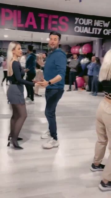 Awwww yarın üçüncü ders geliyor, bu ikinciydi💃🏼Sonda hocanın ayağına basmam dışında sorun yok😀 смотреть онлайн