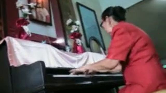 Our Mama Trying Out Her Hand At Chopin's Etude 10 No. 3 смотреть онлайн