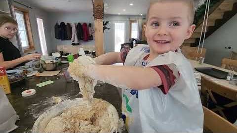 Канадская семья в НН.. Канадские фермерские дети/ They are Getting their Hands DIRTY смотреть онлайн