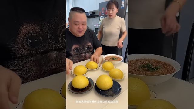 老公又吃独食把饭都倒自己碗里，谁料错过了烧鸡，真是太蠢了！【胖嫂美食】 смотреть онлайн