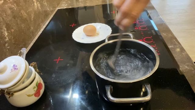 Полезный бутерброд с малосольным кижучем и яйцом пашот от Young Chef