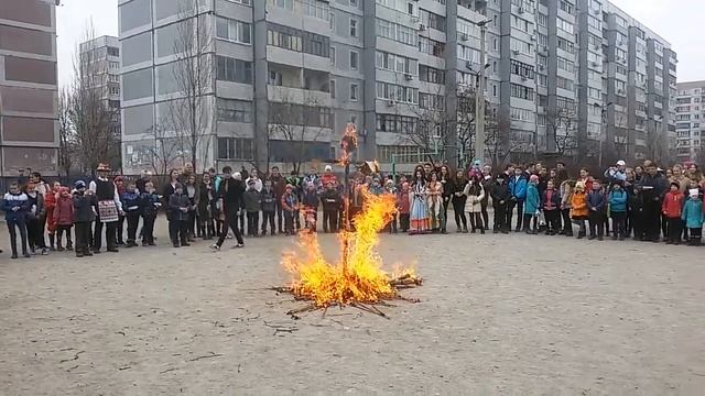 Палим женщину | Больные люди бегают вокруг костра