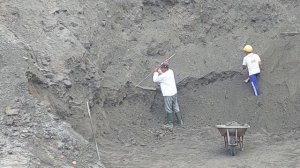 Строительство, шахтёры вскапывают стены карьера