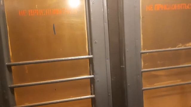 Громкий звук в тамбуре электрички . смотреть онлайн