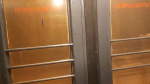 Громкий звук в тамбуре электрички .