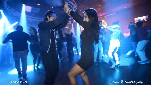 LINDA SAENZ & MELISSA Bachata Social Dance At THE SALSA ROOM смотреть онлайн