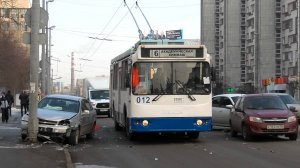 «На фоне аварии». Троллейбус Екатеринбурга ЗиУ-682Г-016.02 борт. №012 маршрут №6