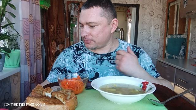 мукбанг/обжор/рыбный суп,суп с консервы,морковка корейская,гренки/ смотреть онлайн