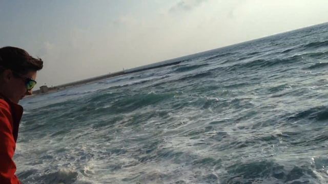 у берега Средиземного моря. Тель-Авив. 070417 смотреть онлайн