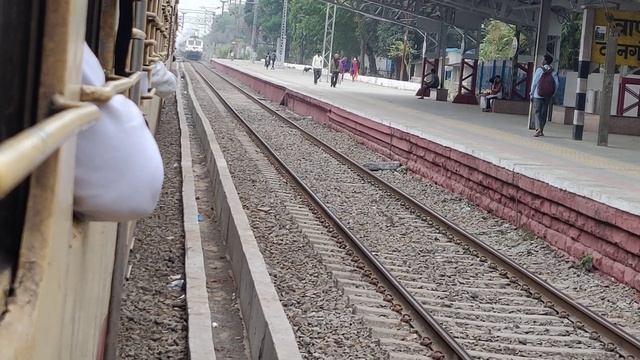 35Kmph !!ADI Shatabdi Exp Overtakes Gujarat Express At Vangaon