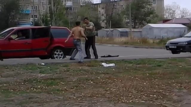 В КСК двое пьяных устроили драку. Костанай смотреть онлайн