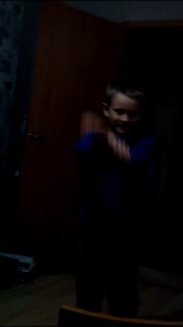 Мальчик танцует Брейк Данс)