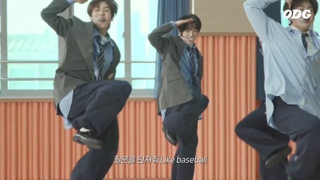 뮤비 찢고 학교에 나타난 신인 남돌 (feat. 투어스) смотреть онлайн