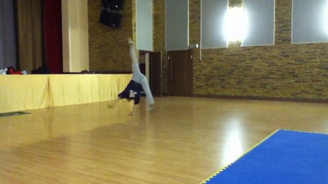 b-girl Rocky standing Air-twist practice (hidden camera) смотреть онлайн