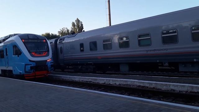 Пассажирский поезд Евпатория- Санкт- Петербург в июльский вечер. смотреть онлайн