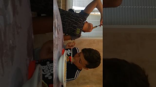 Пробуем BiG BoN и Ролтон со вкусом говядины.