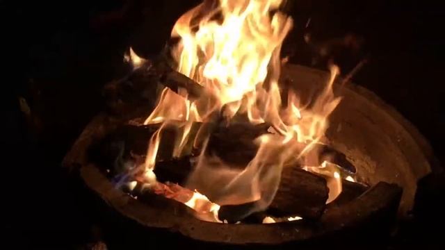 Костер. На огонь можно смотреть бесконечно / Fire. You Can Watch it for an Infinite Period смотреть онлайн