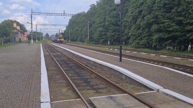 ТЕПЛОВОЗ ЧМЭ3-2895 С ПРИВЕТЛИВОЙ ЛОКОМОТИВНОЙ БРИГАДОЙ ТИФОН ГУДОК ГРОМКИЙ ДИЗЕЛЬ-ПОЕЗД Д1628-1 смотреть онлайн
