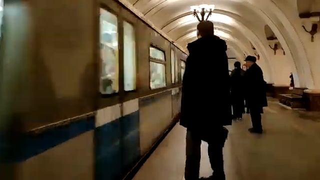 Метропоезд 81-741.4 "Русич"прибывает на станцию Арбатская смотреть онлайн