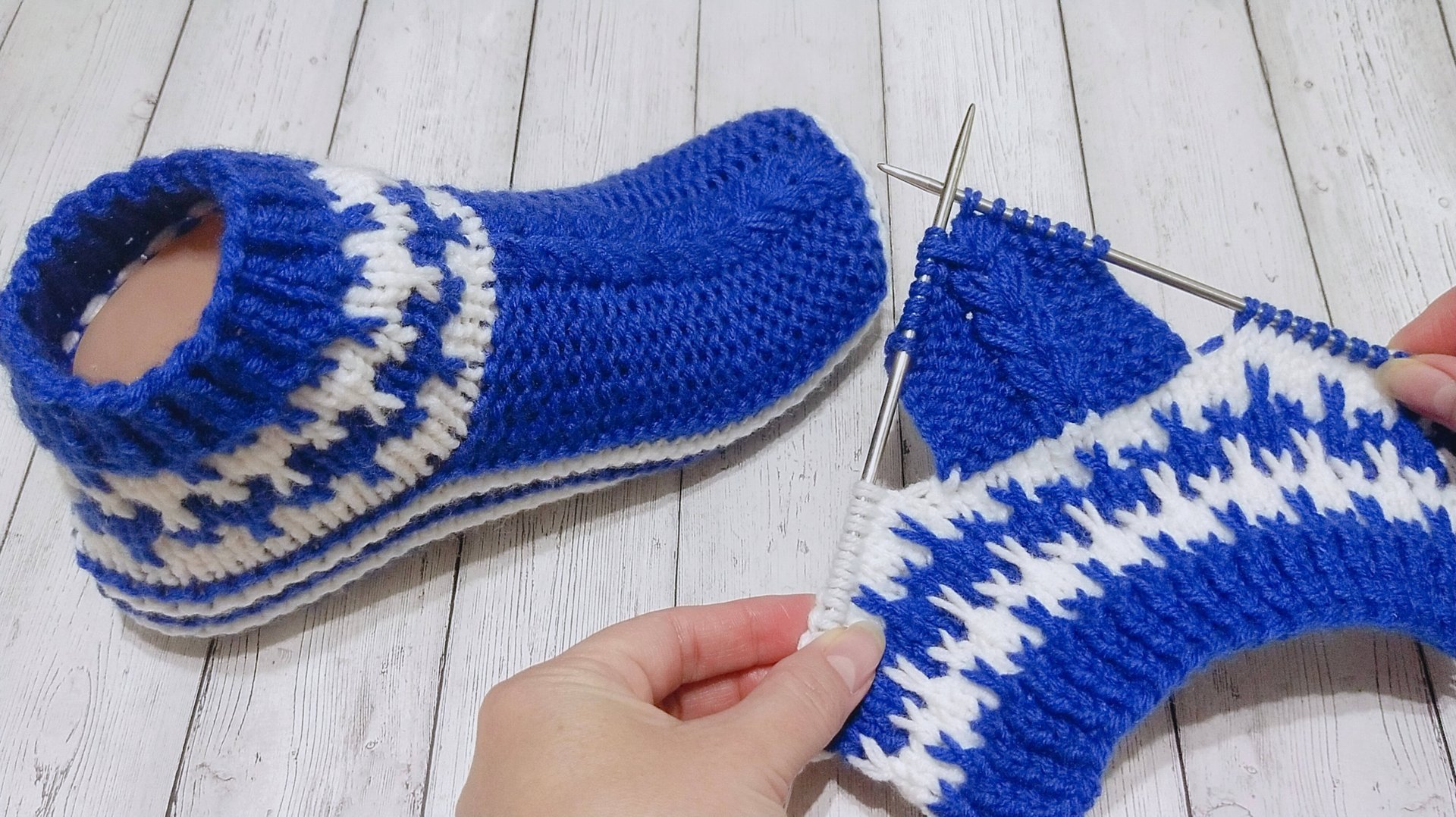 Носки-следки спицами ✅ двухцветным узором смотреть онлайн