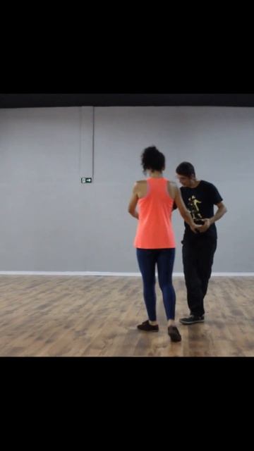 Dança de Salão em um Minuto - Zouk - Base Aberta (Shorts) смотреть онлайн