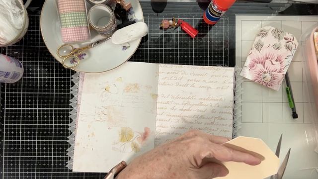 Part 4 - Envelopes, tags & pockets - Create a mini Journal using free digitals @AngelaKerrDesigns смотреть онлайн