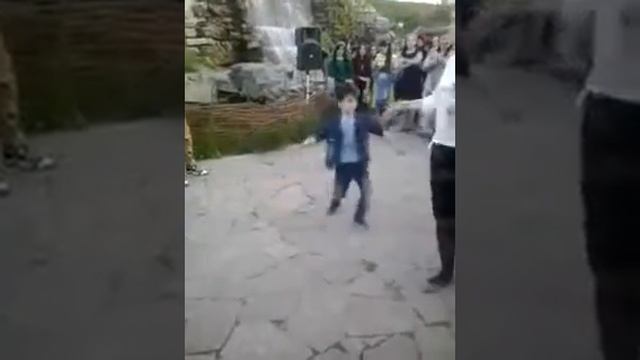 МАЛЕНЬКИЙ МАЛЬЧИК ТАНЦУЕТ ЛИЗГИНКУ смотреть онлайн