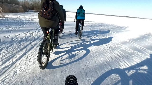 Утренняя покатушка Механизированной Бригады по озеру Сенеж.Внезапно лед начал трещать и шуметь. смотреть онлайн