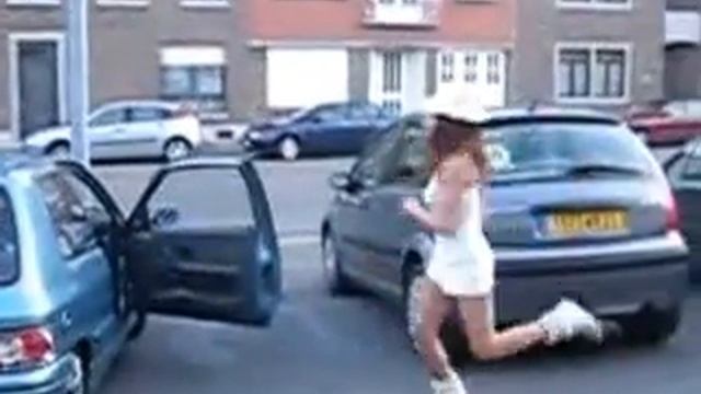 Красивая девушка прикольно отплясывает Jumpstyle