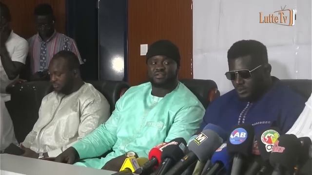 😁Les sourires de Balla Gaye, Modou Lô et Eumeu Sène pendant le discours en francais de Gris Bordeau смотреть онлайн