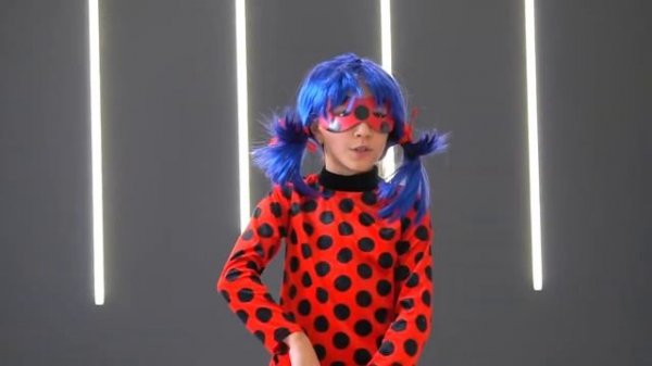 ПАПА с МАМОЙ Оценивают Мои Новогодние Костюмы   Вики Шоу