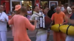 очень позитивная песня “хари кришна хари рама
