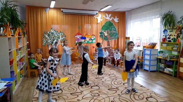 Танец детей с листочками
