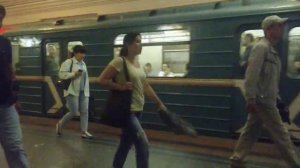 Отправление поезда метро 81-717 номерной со станции театральная